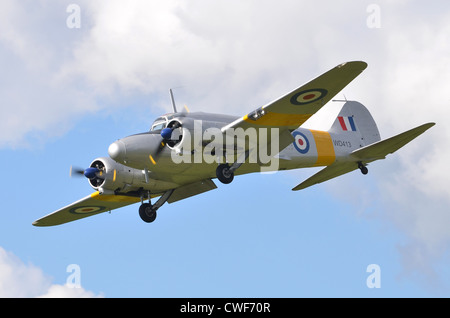 Avro Anson T21 in RAF marcature sull approccio per lo sbarco a RAF Fairford Foto Stock