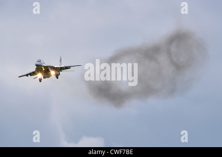 Mig-29A azionati dal polacco della Air Force rendendo gli anelli di fumo in avvicinamento per l'atterraggio a RAF Fairford Foto Stock