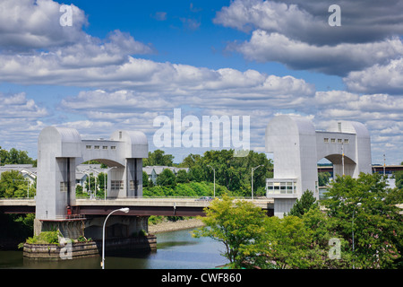 Isola Verde Bridge, un sollevamento verticale ponte sopra il fiume Hudson in Troy, nello Stato di New York Foto Stock