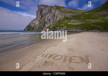 Pittoresca spiaggia sulle isole Lofoten in Norvegia con la parola 'Lofoten' scritto nella sabbia Foto Stock