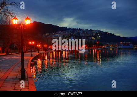 Vista panoramica di Kastoria città nel 'blu' ora, circondato da bellissima 'Orestias' o 'Orestiada lago". Foto Stock