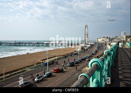 Brighton Seafront, mostrando Madera guidare guardando verso Hove; con il Palace Pier e il Brighton 'occhio'. Foto Stock