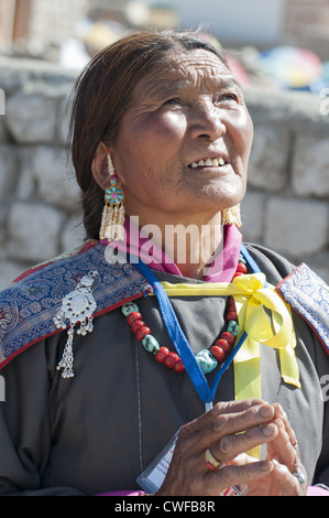 Donna Ladakhi ascolta il Dalai Lama in corrispondenza di un tempio inaugurazione a Choglamsar sul suo 2012 Visita a Ladakh, India Foto Stock