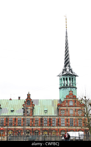 La torre del vecchio edificio dello Stock Exchange fatta di tre code di drago in Copenhagen Foto Stock