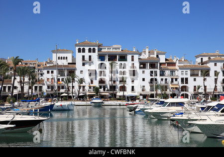 Yacht di lusso in porto La Duquesa. Costa del Sol, Andalusia Spagna Foto Stock