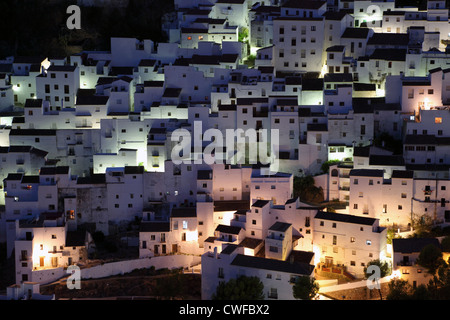 Vista del villaggio bianco Casares di notte. Andalusia Spagna Foto Stock