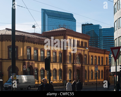 Vecchi e nuovi edifici nel centro di Oslo, la luce solare fornendo schemi riflettenti sul muro di casa Foto Stock