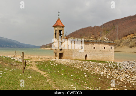 L'Europa, Macedonia, Mavrovo National Park, la chiesa di San Nicola, soffocata da sbarramento al lago ma visibili durante periodi asciutti Foto Stock