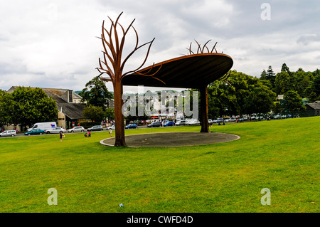 Una struttura in acciaio su Glebe, un preferito campo da gioco e il punto panoramico che si affaccia Bowness bay, Lake District, Cumbria Foto Stock