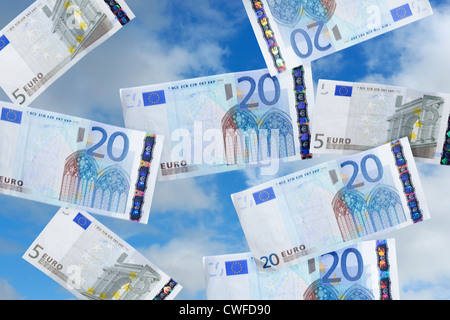 Euro note di denaro che cadono dal cielo Foto Stock