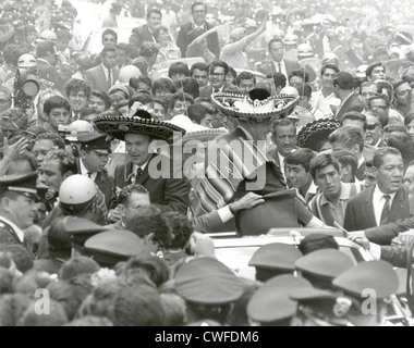 L'Apollo 11 astronauti, Neil A. Armstrong, Edwin E. Aldrin, Jr., e Michael Collins, indossando sombreros e ponchos, sono swarmed da migliaia di Città del Messico come loro per il giro della Papamobile è rallentato dalla folla entusiasta di Settembre 23, 1969 a Città del Messico. Il GIANTSTEP-APOLLO 11 buona volontà presidenziale Tour portato l' Apollo 11 astronauti e le loro mogli a 24 paesi e 27 città in 45 giorni. Foto Stock