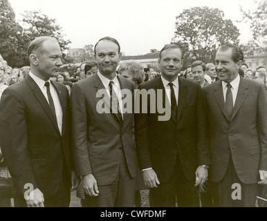 Il presidente statunitense Richard Nixon (destra) incontra l'Apollo 11 astronauti (R-L) Neil A. Armstrong, Edwin E. Aldrin,Jr., e Michael Collins, sul prato della Casa Bianca al loro ritorno dalla loro la Buona Volontà Mondiale Tour Novembre 5, 1969 a Washington, DC. Foto Stock