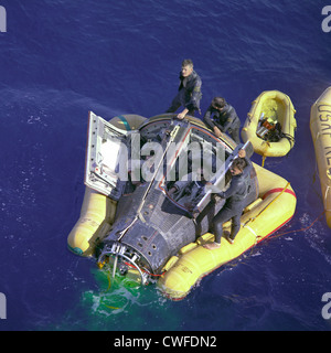 Gli astronauti Neil A. Armstrong e David R. Scott sedersi con la loro navetta spaziale portelli aperti mentre si attende l arrivo della nave di recupero, la USS Leonard F. Mason dopo il completamento della loro Gemini VIII missione Marzo 16, 1966. La vista superiore mostra la Gemini 8 veicolo spaziale con la flottazione giallo collare collegato per stabilizzare il veicolo spaziale in instabile dei mari. Il marcatore verde colorante è altamente visibile dall'aria e viene utilizzata come un aiuto di posizionamento. Parole chiave Gemini 8 Gemini VIII Neil Armstrong David Scott Dave Scott Splashdown recupero Pararescuemen AF Eldrige Neal Larry Huyett Glenn Moore Le Foto Stock