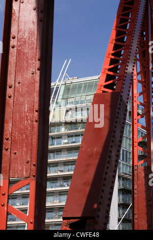 NV edifici moderni blocchi di appartamenti visto attraverso le travi del ponte girevole Huron Basin Salford Quays Greater Manchester Inghilterra England Foto Stock