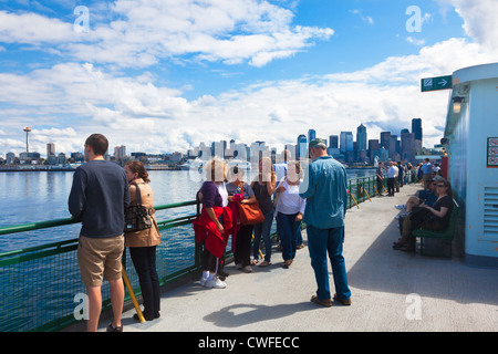 SEATTLE-luglio 21, 2012: passeggeri in un stato di Washington il traghetto in partenza di Seattle, WA. Foto Stock
