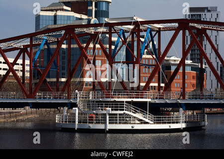 La Victoria Building visto attraverso le travi del ponte girevole Erie Basin Salford Quays Salford Greater Manchester Inghilterra England Foto Stock