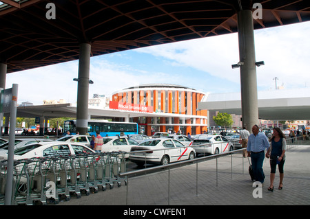 Taxi presso Puerta de la stazione ferroviaria di Atocha. Madrid, Spagna. Foto Stock
