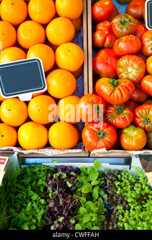 Arance, i pomodori e le erbe aromatiche. San Miguel mercato, Madrid, Spagna. Foto Stock