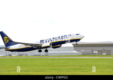 Ryanair jet in decollo dall'aeroporto di East Midlands England Regno Unito Foto Stock