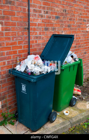 Un traboccante spazzatura, Shifnal, Shropshire, Inghilterra Foto Stock