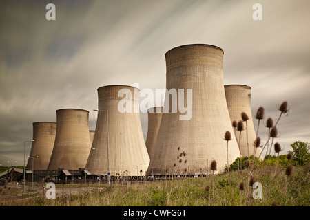 Una lunga esposizione foto di East Midlands Parkway Rail Station e Ratcliffe su Soar Power Station Foto Stock