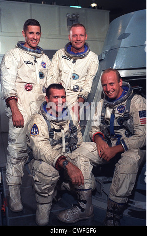 Ritratto di Gemini 11 il primo e gli equipaggi di backup. Sono seduti i Gemini 11 primo suo equipaggio (L-R) gli astronauti Richard F. Gordon Jr., il primo equipaggio pilota, e Charles Conrad Jr., il primo equipaggio di comando pilota. Sono in piedi (L-R) astronauti William A. Anders, equipaggio di riserva pilota, e Neil Armstrong, equipaggio di riserva di comando pilota Agosto 29, 1966. Essi sono nella loro tute spaziali accanto a un mock-up delle navicelle Gemini. Foto Stock