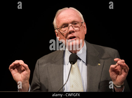 Alla vigilia del quarantesimo anniversario del primo sbarco umano sulla luna, Apollo 11 astronauta Neil Armstrong parla durante una conferenza in onore di Apollo 11 presso il Museo Nazionale dell'aria e dello spazio in luglio 19, 2009 a Washington, DC. Foto Stock