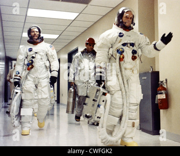 Gli astronauti della NASA Neil Armstrong A. onde per ben wishers nel corridoio del veicolo spaziale con equipaggio Operations Building come lui e Michael Collins e Edwin E. Aldrin Jr. preparatevi ad essere trasportati in complessi di lancio 39A per inserire i loro Apollo 11 veicolo spaziale 16 luglio 1969 presso il Kennedy Space Center, Florida. L' equipaggio è programmata per il lift-off sulla prima missione presidiata per la superficie della luna. Foto Stock