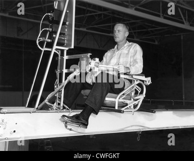 La NASA pilota di prova Neil Armstrong operante la croce di ferro atteggiamento simulatore controller di reazione Gennaio 1, 1956 a Dryden Flight Research Center, Edwards, CA. Foto Stock