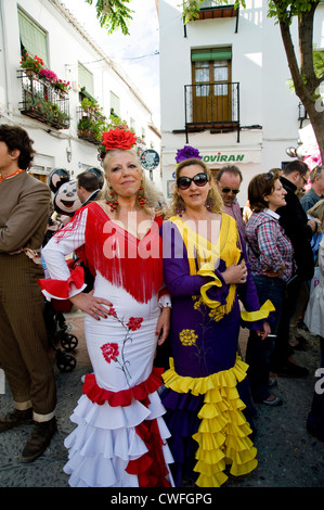 Donne spagnole in abiti tradizionali di flamenco, dia de la Cruz ('giorno della croce'), Granada, Spagna Foto Stock