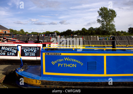 Barche colorate, Alvecote Marina, Coventry Canal, vicino a Tamworth, Staffordshire, Regno Unito, strette, barche, barche, nautica, Foto Stock