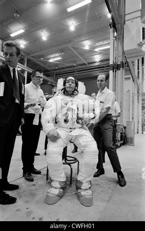 L'astronauta della NASA Neil Armstrong appoggiato durante la formazione di EVA per la missione Apollo 11 alla luna Aprile 18, 1969 in veicoli spaziali con equipaggio centro, Houston, TX. Foto Stock