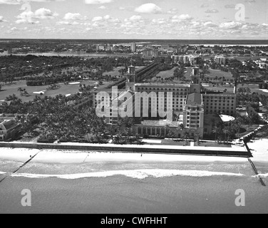 Vista aerea del famoso Breakers Hotel Palm Beach, Florida con la città di West Palm Beach in background, ca 1940 Foto Stock