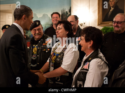 Il presidente Barack Obama saluta i membri del Rolling Thunder del diplomatico sala reception della Casa Bianca, 25 maggio 2012. Foto Stock