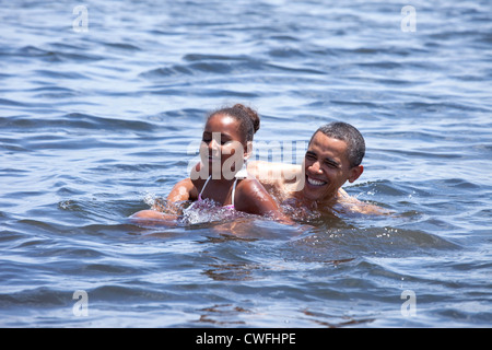 Il presidente Barack Obama e la figlia, Sasha, nuotare presso il punto di alligatore in Panama City Beach, Florida, 14 agosto 2010. Il Presidente t Foto Stock