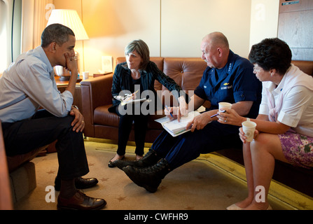 Il presidente Barack Obama è informato circa la risposta in corso al BP fuoriuscite di olio dalla, da sinistra, Carol più marroncino, assistente del Foto Stock