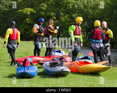 Kayakers sul fiume Linton, vicino Kilnsey, Wharfdale nel Yorkshire Dales, Kilnsey nelle vicinanze Skipton, Regno Unito Foto Stock