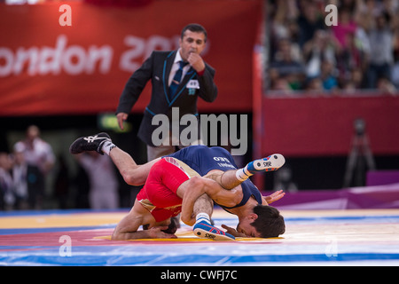 Vladimer Khinchegashvili (GEO) -B- vs Dzhamal Otarsultanov (RUS) in Uomini 55kg Freestyle Wrestling a t egli Olimpiadi Estive Foto Stock