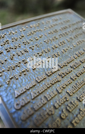 USA linguaggio Braille bilingue Inglese e fianco a fianco su una placca in Armstrong Redwoods Riserva Naturale Statale Foto Stock