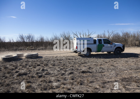 Pattuglia di Confine carrello grading un sentiero accanto all'Autostrada 90 in Texas. Si tratta di aiutare i illegals spot che hanno attraversato. Foto Stock