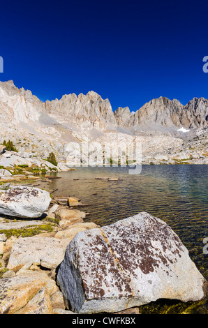 Il Palisades sopra il lago nel bacino Dusy, Kings Canyon National Park, California USA Foto Stock