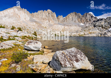 Il Palisades sopra il lago nel bacino Dusy, Kings Canyon National Park, California USA Foto Stock