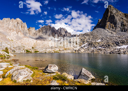 Il Palisades sopra il lago nel bacino Dusy, Kings Canyon National Park, California USA Foto Stock