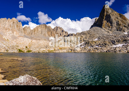 Il Palisades sopra il lago nel bacino Dusy, Kings Canyon National Park, California USA Foto Stock