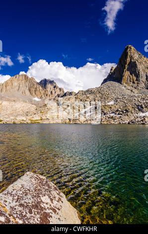 Il Palisades sopra il lago nel bacino Dusy, Kings Canyon National Park, California USA Foto Stock