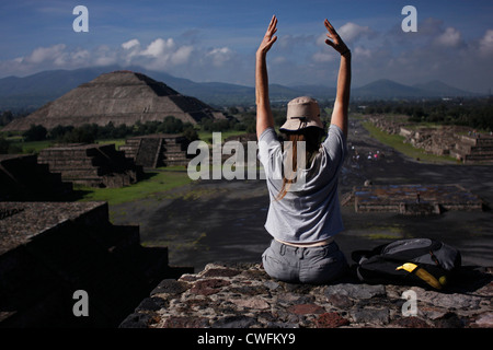 Un turista si allunga sulla sommità della piramide della Luna a Teotihuacan, Città del Messico Foto Stock