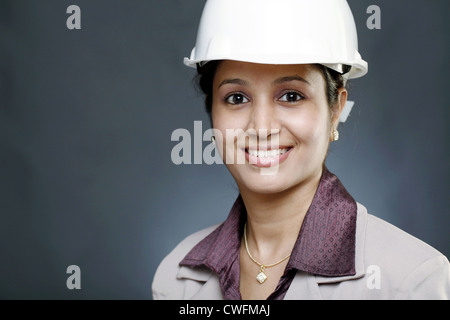 Ritratto di giovane donna indiana architetto Foto Stock