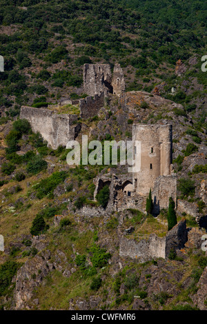 I castelli di Lastours presi dal punto di vedetta nel villaggio di Lastours, Francia meridionale Foto Stock