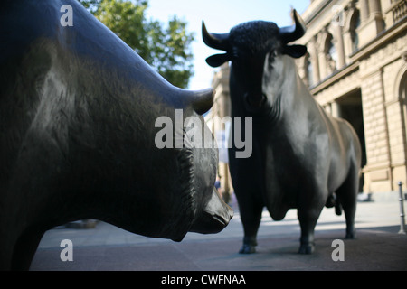 Bull e recare nella parte anteriore della Borsa Valori di Francoforte Foto Stock