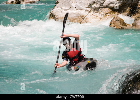 Bovec, whitewater kayak sul fiume Soca Foto Stock